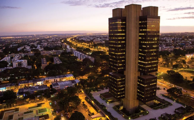 Banco Central adota tom de cautela e indica juros elevados por período prolongado