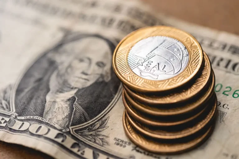 Dólar e Ibovespa recuam com tensão sobre tarifas dos EUA e dados fracos de emprego